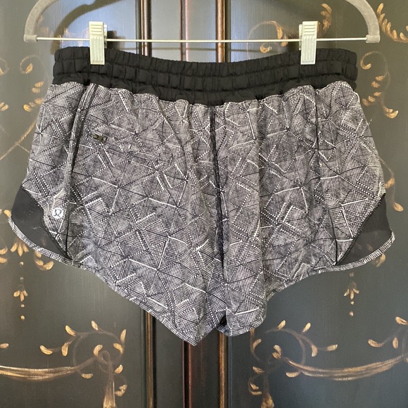 Lululemon black and white shorts size 10 - Picture 2 of 2